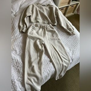 Like New- Women’s Zara Sweatshirt/Sweatpants Set Size: Small